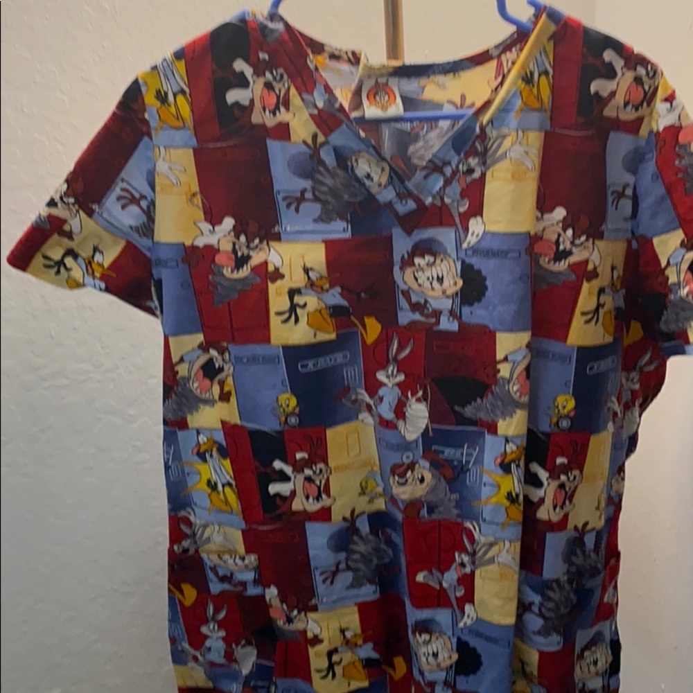 Scrub top Looney tones medical top size large.